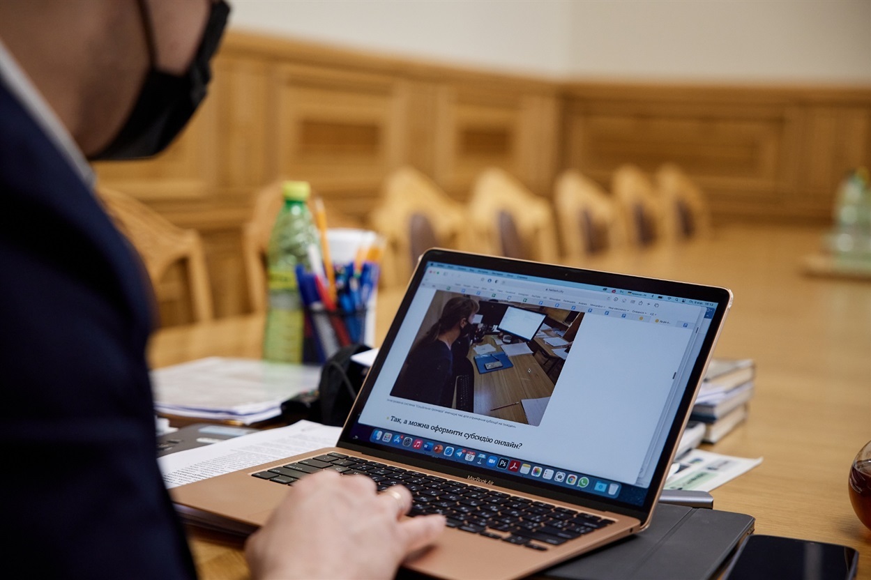 Михайло Федоров переглядає один із матеріалів про онлайн-сервіси