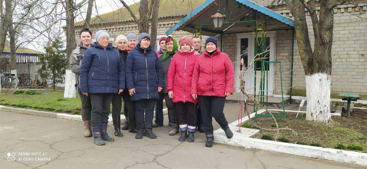 Команда підприємства, яка забезпечує громаду молоком