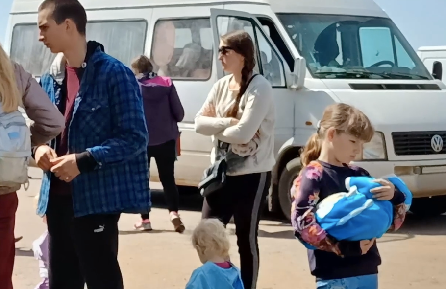 Росіяни утримують тисячі автівок на виїзді з Херсонщини 4 доби