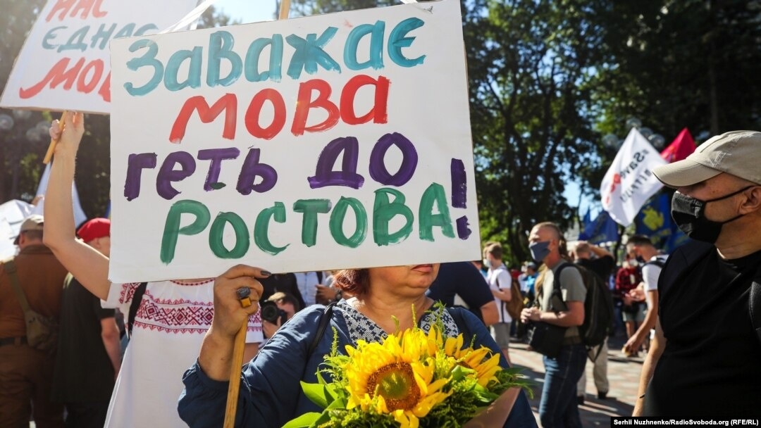 Вчителям на окупованих територіях забороняють викладати українську