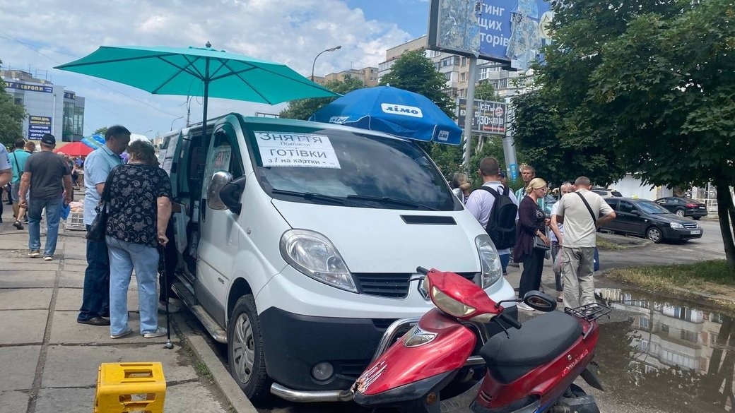 В Херсоні люди знімають готівку у перекупів на ринку