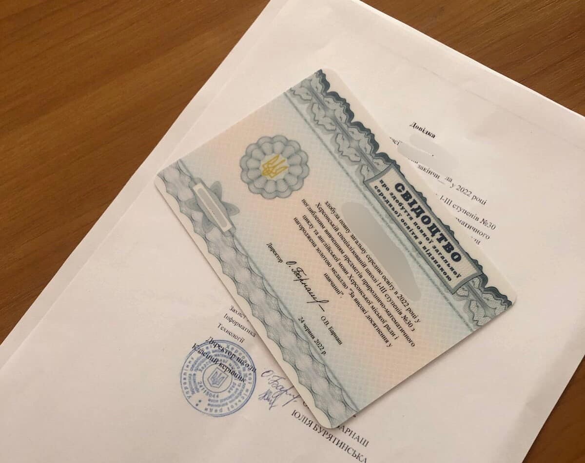 Отримати свідоцтво зможе сам випускник, батьки або довірена особа.