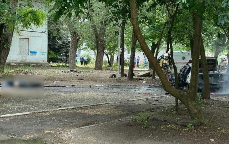 У Херсоні підірвали автівку колаборанта Дмитра Савлученка, від отриманих травм він загинув.
