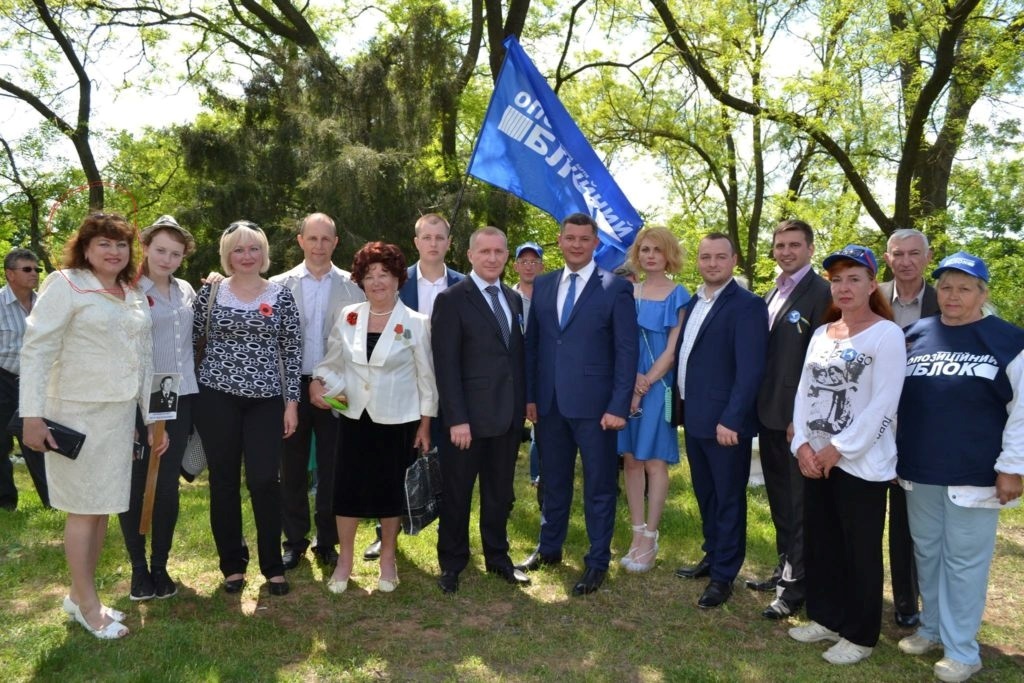 На фото: Інна Поляренко зліва у білому костюмі. 