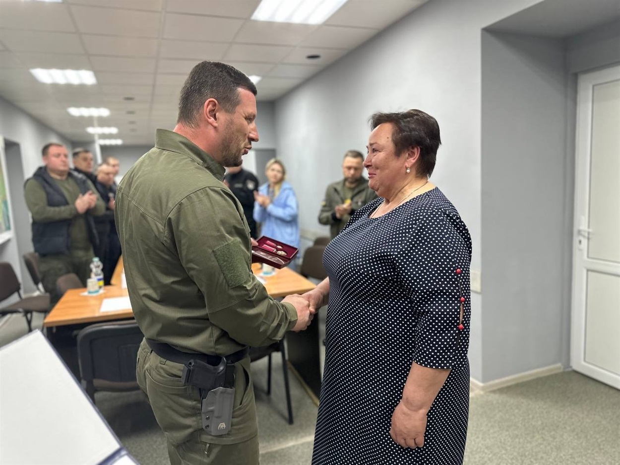 Вручення ордену начальниці селищної військової адміністрації Наталії Корнієнко