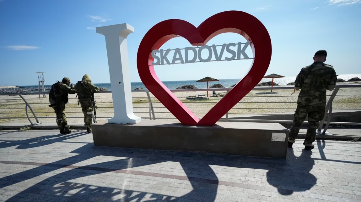 Росіяни закликають туристів на пляжі Скадовська та Арабатської Стрілки, аби прикриватися людьми, як живим щитом, 26.06.2024
